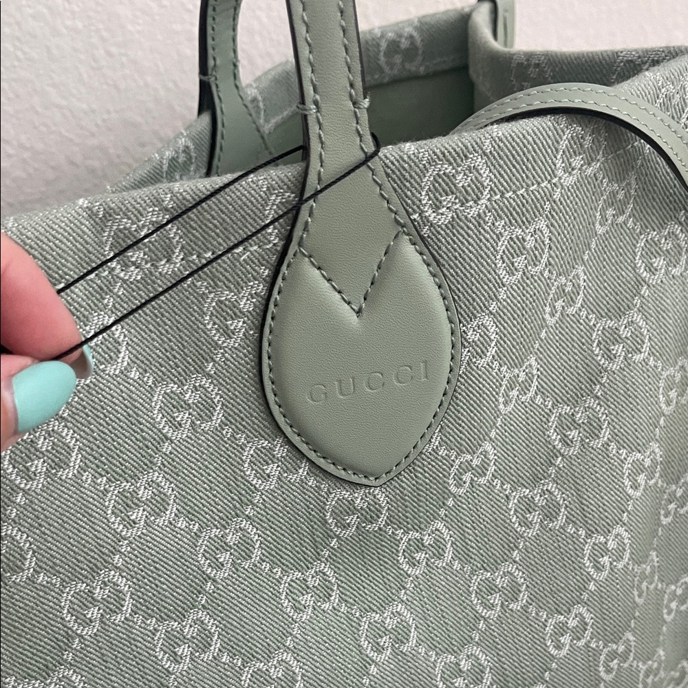 $3850 New GUCCI LG Mint Sage Green Supreme Tote with Detachable Matching Pouch - Picture 12 of 17